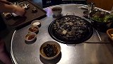 韩国街拍美食，石头上面烤的五花肉超好吃，现在想想都流口水
