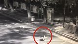 长沙女子深夜被男子从身后戳中臀部 不到一分钟便晕倒在地