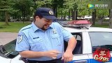 这个技痒警察查驾照秀起魔术来，让路人蒙圈了