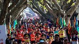 真带劲!绍兴马拉松厨师大姐敲锣打鼓助威 网友:这是锅盖吗?