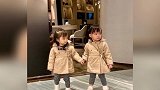 熊黛林新年首晒双胞胎女儿萌照，穿姐妹装超可爱