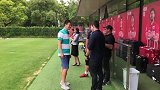 孙祥现身上港训练场 与友人谈笑甚欢
