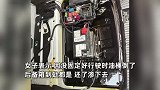 车主后备箱被菜籽油浸透，花2000元清理仍有味，崩溃：有这钱能买好多桶