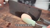 今天给大家表演切生熟蛋！