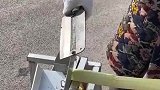 摊主帮顾客切甘蔗