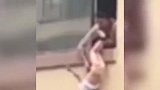 女童因在房间内小便被父亲拎脚倒挂窗外责罚，拍摄者：整个过程有两三分钟