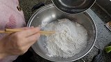 家里烙饼就用这个方法，简单好吃，家里人都喜欢