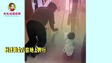 杜淳在家带娃太拼了，和女儿在地上爬行毫无形象，典型的女儿奴啊