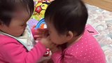 两个小宝宝抢奶嘴，就差没打起来了，太可爱了！