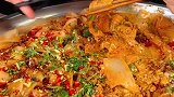 小姐姐真拼，吃这么大一盆的饭，这伙食简直不要太丰盛！
