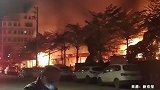 广东惠州一餐馆凌晨起火，一排门面被大火吞噬，火光照亮夜空
