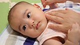 4个月小宝宝第一次掏耳朵，一脸呆萌不哭不闹全程配合，超可爱