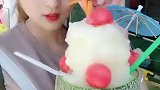妹子喝的这果壳冰沙厉害了，光看颜值就感觉吃不起