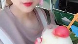 妹子喝的这果壳冰沙厉害了，光看颜值就感觉吃不起