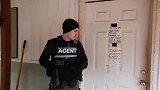 美国赏金猎人办案现场，全副武装找上罪犯家门，一开门被惊到了！
