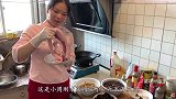 雪儿用一斤半五花肉做打卤面，肉汁浇上面条，公公婆婆吃得真香