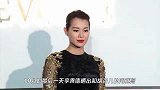 李乘德与老婆吃路边摊，两人打扮接地气，胡杏儿真实颜值曝光