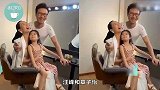 摇滚奶爸！章子怡晒汪峰背女儿海边游玩，醒醒脸蛋肉嘟嘟超可爱