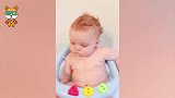 妈妈给自己8个月的宝宝洗澡，宝宝边洗澡边嘘嘘，爸妈哭笑不得