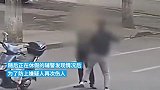 两电动车碰撞一人持刀伤人，休假辅警与群众合力压制行凶者