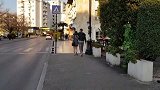 街头作死恶搞，打扮成草人吓路人，路人非常尴尬