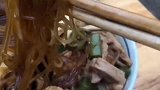 今天吃一顿猪肉炖粉条，香气扑鼻简直太美味了！