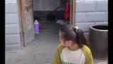 虽然不是亲生女儿，但她真的很知道疼人