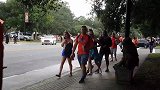树人恐吓恶作剧，伪装成树人捉弄路人，路人纷纷被吓