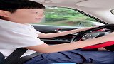 袖珍二蛋带杨萍出去游玩，看把她开心的，网友：感情真好