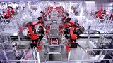 特斯拉现代化汽车工厂内部，人工只能给机器人打下手