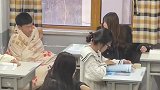不用藏了了，下课拿着你的被去我办公室表演吧！