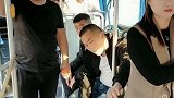 在公交车上遇到这一幕，你会怎么做