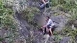男子上山遭蜂群袭击休克 民警爬上陡壁转运他