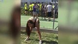 足球-17年-球场虐狗情侣多！美女球技高超颠球不落地-专题