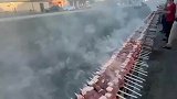 店主在路边烤羊肉串，香气飘到马路上