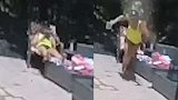 女子正乘凉听到孩子大喊“妈妈快跑” 神闪躲逃过一劫