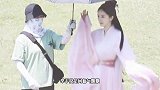 古装女神！杨幂穿一身粉袍撑伞仙气飘飘一副仙女的模样