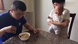 爸爸在家吃饭儿子开心的不能自已，宝宝的快乐就是这么简单