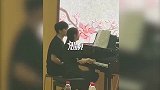 男生帮弹钢琴女生翻谱遭拒，随后一幕笑翻网友上一页也这么翻的？