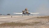 俄罗斯两架Tu-160战略轰炸机公路上降落