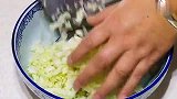 白菜粉条包子这做法真香，这种调馅方法最入味，出锅老公吃了3个