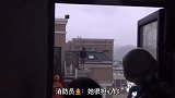 男子因家庭矛盾欲跳楼 房东姐姐心疼哭了：有什么事我替你说！