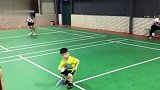 深圳三岁小孩羽毛球天赋异禀 竟能有如此操作看傻路人
