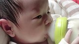 太奇妙了！才出生几天的小宝宝，竟然能自己拿奶瓶喝奶，真厉害