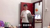 看到人家的宝宝能安静的躺床上，自己的一碰床就像吃了火药一样