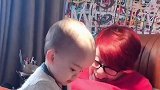 小宝宝特别爱笑，每天都和奶奶玩的很开心，真是家里的开心果啊