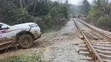 越野车驶上火车轨道，结果被卡进退两难