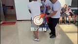找婚鞋？伴郎团连新娘带被子一起抬走，急得新娘大叫妈妈！