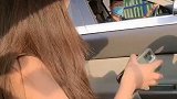 你干嘛把你女朋友藏起来啊 看把我吓的 哼