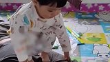女童站爸爸背上玩不小心尿了，爸爸怕吓着女儿不敢动